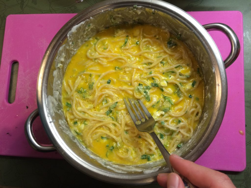Omletă cu spaghete